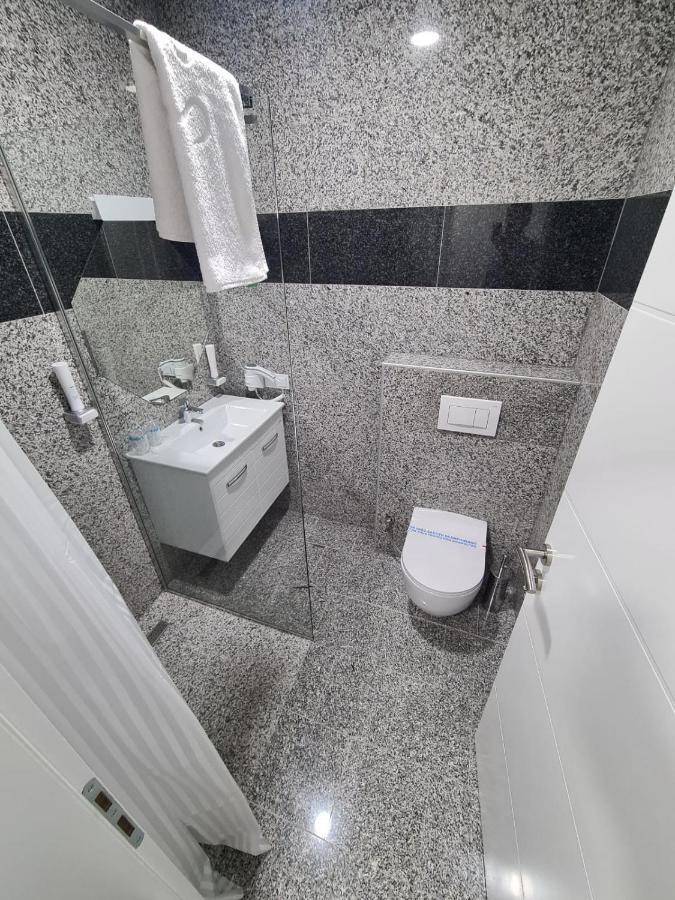 Hotel Pilot Cazin Kültér fotó