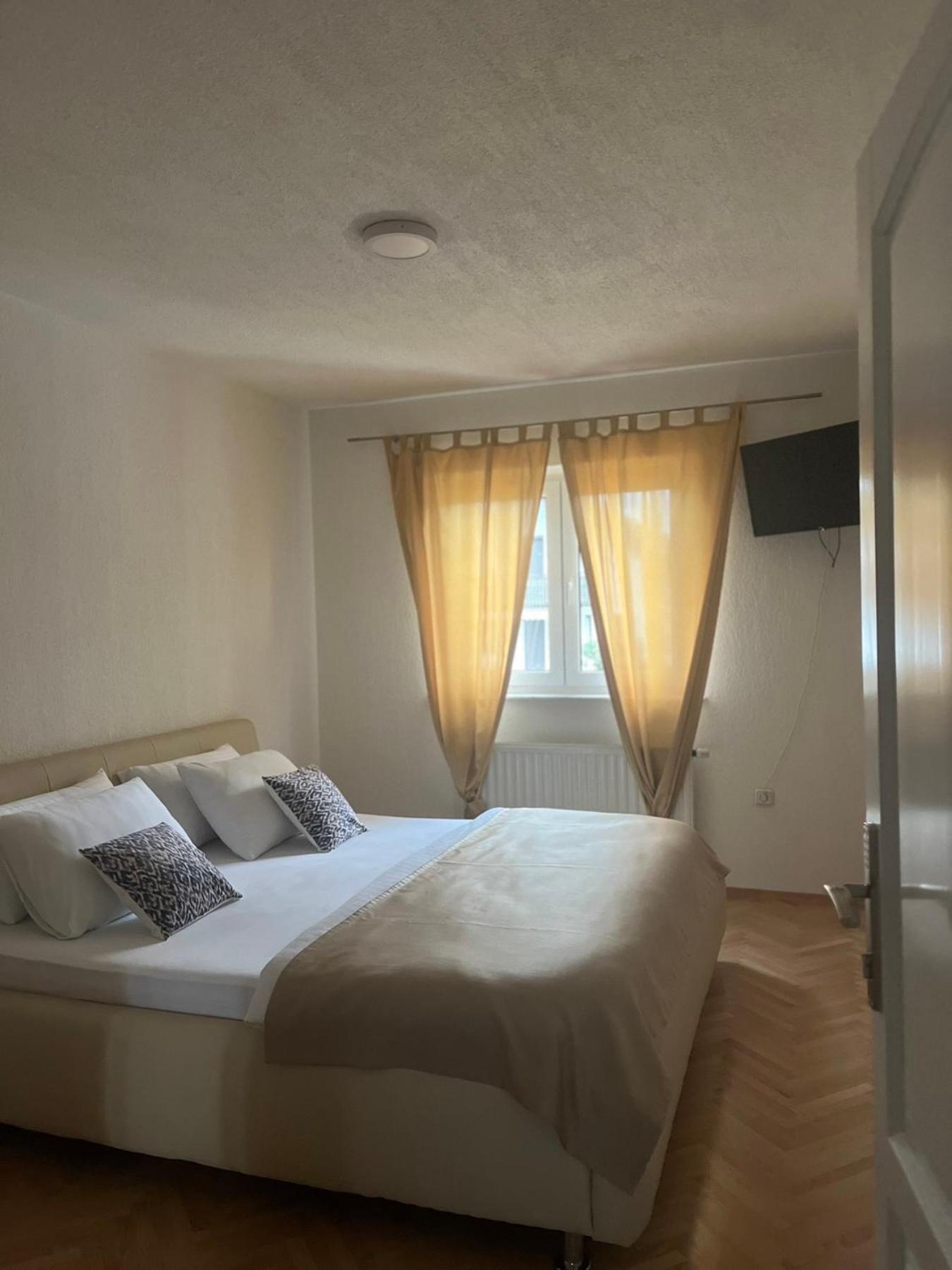 Hotel Pilot Cazin Kültér fotó